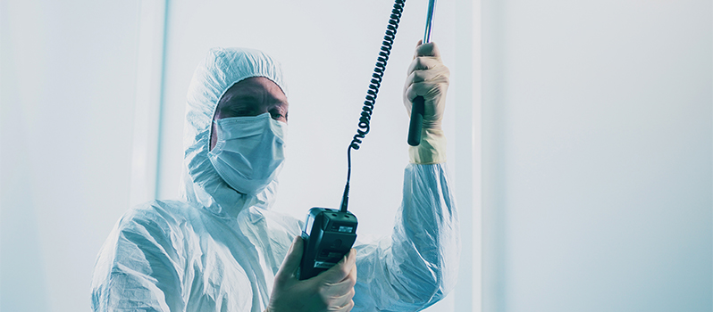 Cleanroom validatie uitgevoerd door engineer