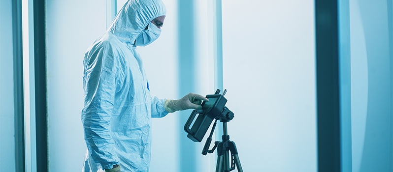 Deeltjestelling tijdens cleanroom validatie uitgevoerd door engineer